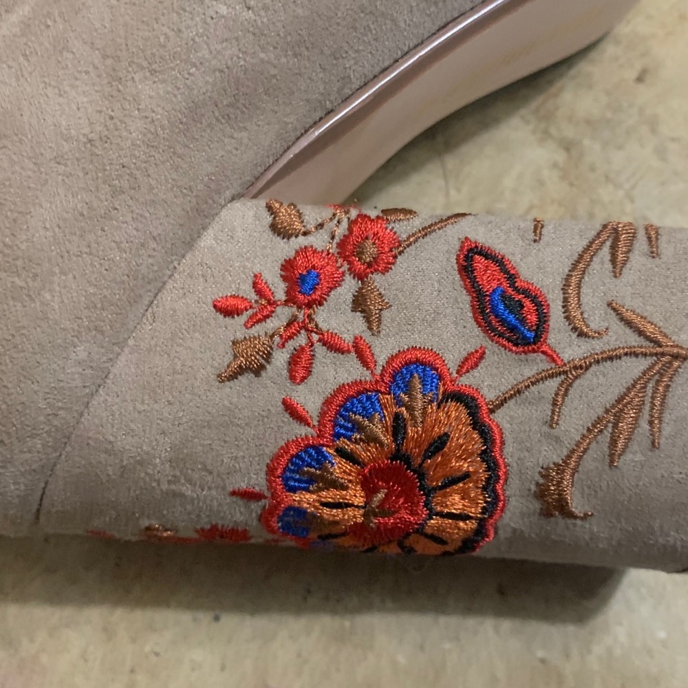Restricted Embroidered Heel - Picture 3 of 5